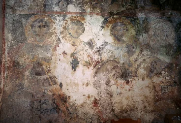 Fresque endommagée avec des saints, église de la Métamorphose Sotiros, Voutas, Crète, Grèce (photo)