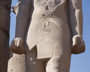 Détail de la statue colossale du pharaon avec cartouche de la Cour de Ramsès II