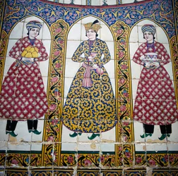 Figures féminines en tenue traditionnelle persane, décoration en carreaux de majolique, maison Qavam également connue sous le nom de Narenjestan e Ghavam