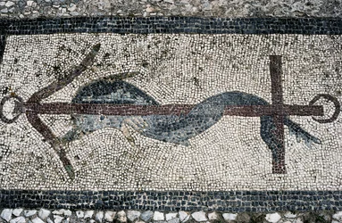 Mosaïque représentant un dauphin et une ancre, île de Délos (Liste du patrimoine mondial de l