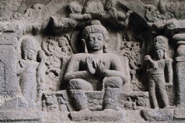 Relief représentant Bouddha, grottes de Karla, Maharashtra, Inde, 2e siècle