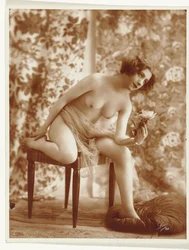 Femme nue avec une fleur