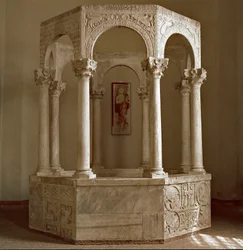 Archéologie du Moyen Âge. Art barbare de Lombardie : source baptismale du Patriarche Callisto en forme octogonale composée d