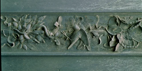 Cadre sculpté, détail de la porte nord. Bas-relief en bronze