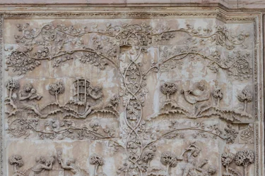 Naamah enseignant à un enfant à lire et Tubal-cain frappant des cloches avec un marteau; Enos, fils de Seth dessinant avec un compas, Histoires de la Genèse, bas-reliefs de Lorenzo Maitani, premier pilier, façade latérale de la cathédrale d