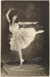 [Ballerina on Pointe]