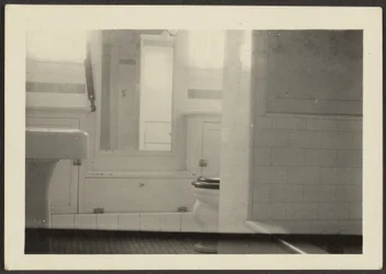 [Intérieur de la salle de bain]