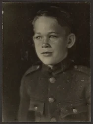 [Garçon habillé en uniforme]