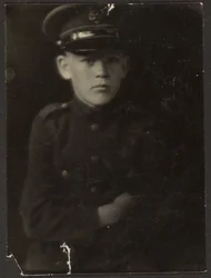 [Garçon en uniforme]