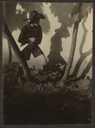 [Garçon habillé en pirate dans les arbres]