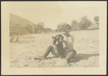 [Garçon et chien sur la plage]