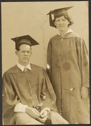 [Garçon et fille en bonnet et robe]