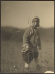 [Enfant portant un bonnet dans un champ]