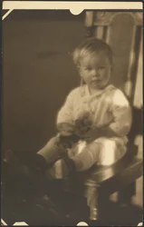 [Enfant sur la grande chaise]