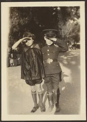 [Enfants saluant]