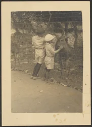 [Enfants près d