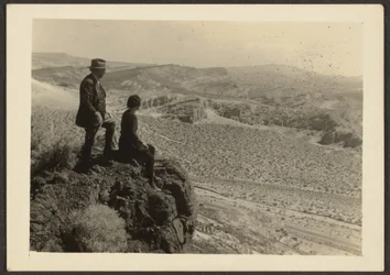 [Couple dans un paysage désertique]