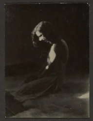 [Danseuse agenouillée dans une ombre profonde]
