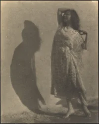 [Danseuse et son ombre sur le mur]