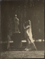 Danseuse dans un jardin