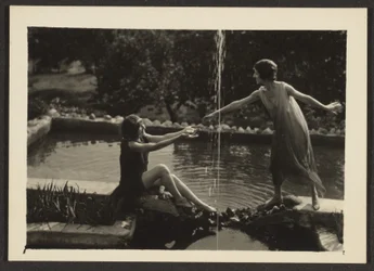 [Danseurs au bord de la piscine]