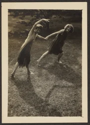 [Danseurs dans le jardin]