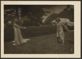 [Danseurs dans le jardin]