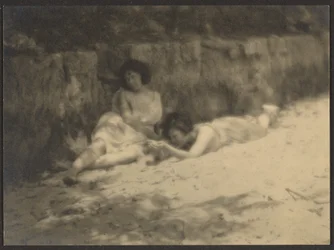 [Danseuses dans le jardin, se reposant]