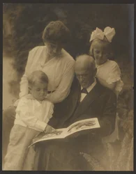 [Portrait de famille avec un livre d