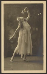 [Danseuse avec une fleur devant une tapisserie]