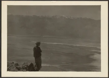 [Figure surplombant la côte]