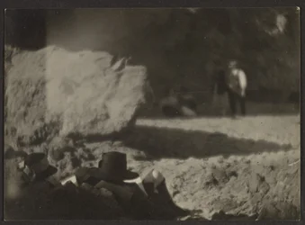[Figures se reposant dans un paysage]