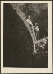 [Figures dans la lumière du soleil sur les rochers]