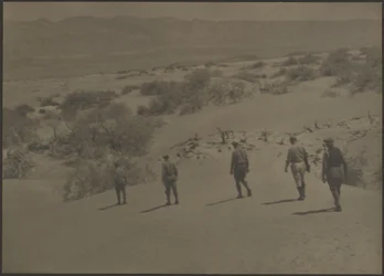 [Cinq hommes marchant dans le désert]
