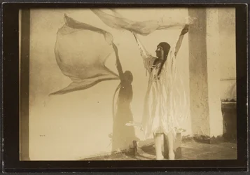 [Florence danse en costume amérindien]