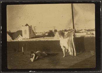 [Florence danse en costume amérindien]