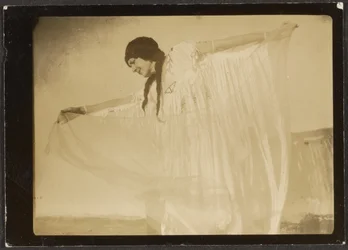 [Florence danse en costume amérindien]