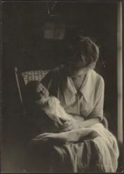 [Florence tenant son bébé]