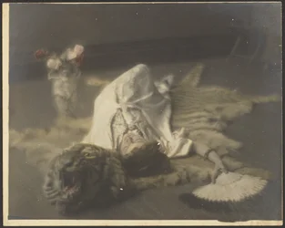 Florence allongée sur un tapis en peau de tigre