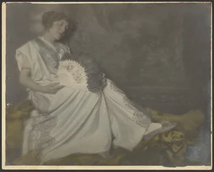 [Florence assise avec un grand éventail]