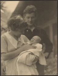 [Florence et son mari avec leur bébé]