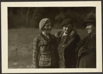 [Florence et Mme Fleckenenstein avec une troisième femme à l