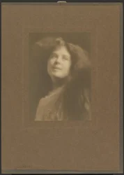 Jeune fille aux cheveux dénoués