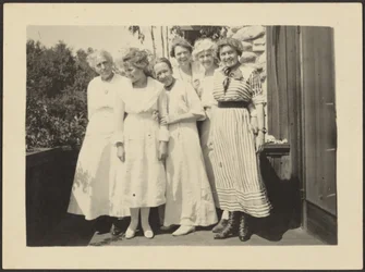 [Groupe de femmes sous un porche]