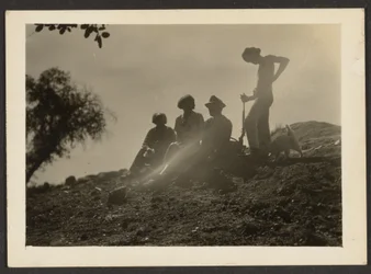 [Groupe sur la colline]