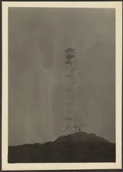 [Paysage avec tour électrique]