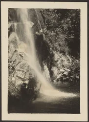 [Paysage avec cascade]