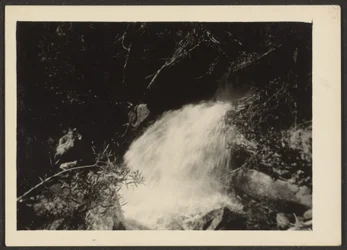 [Paysage avec cascade]