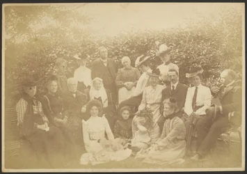 [Grand portrait de famille en groupe]
