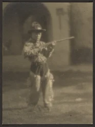 [Petit garçon en tenue de cow-boy]